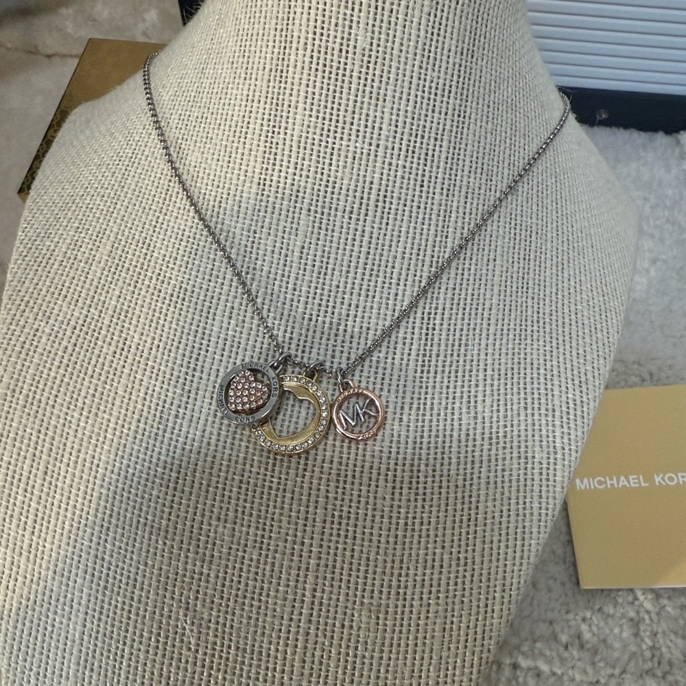MICHAEL KORS FASHION TRI-TONE BRASS COMPONENTS NECKLACE - Picture 10 of 16
